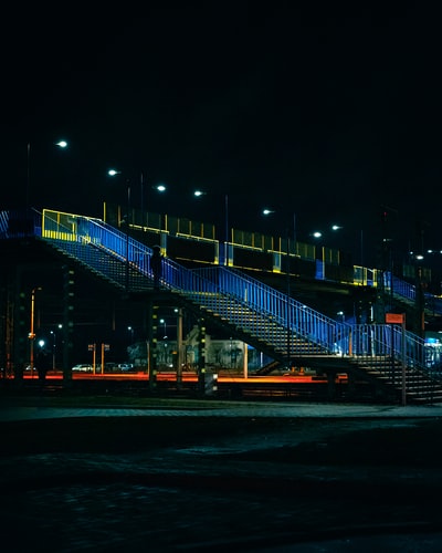 夜间灯火通明的桥